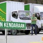 Ilustrasi dua truk Deliveree sedang akan mengirimkan paket barang