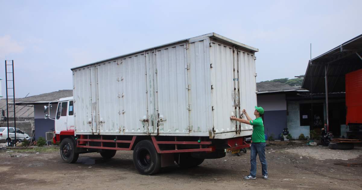 Sewa Truk  Ekspedisi Fuso  untuk Cargo Jakarta yang  Murah 