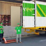 Mobil Fuso Box Deliveree dan dua orang pengemudi.