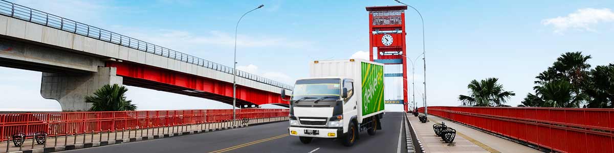 Truk Deliveree Melewati Jembatan Ampera