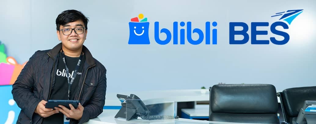 A man wearing black clothing infront of Blibli office desk