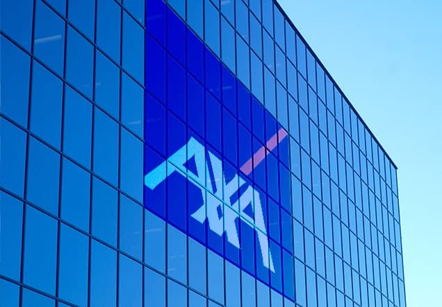 Gedung kaca bewarna biru dengan tulisan 'AXA' di jendelanya