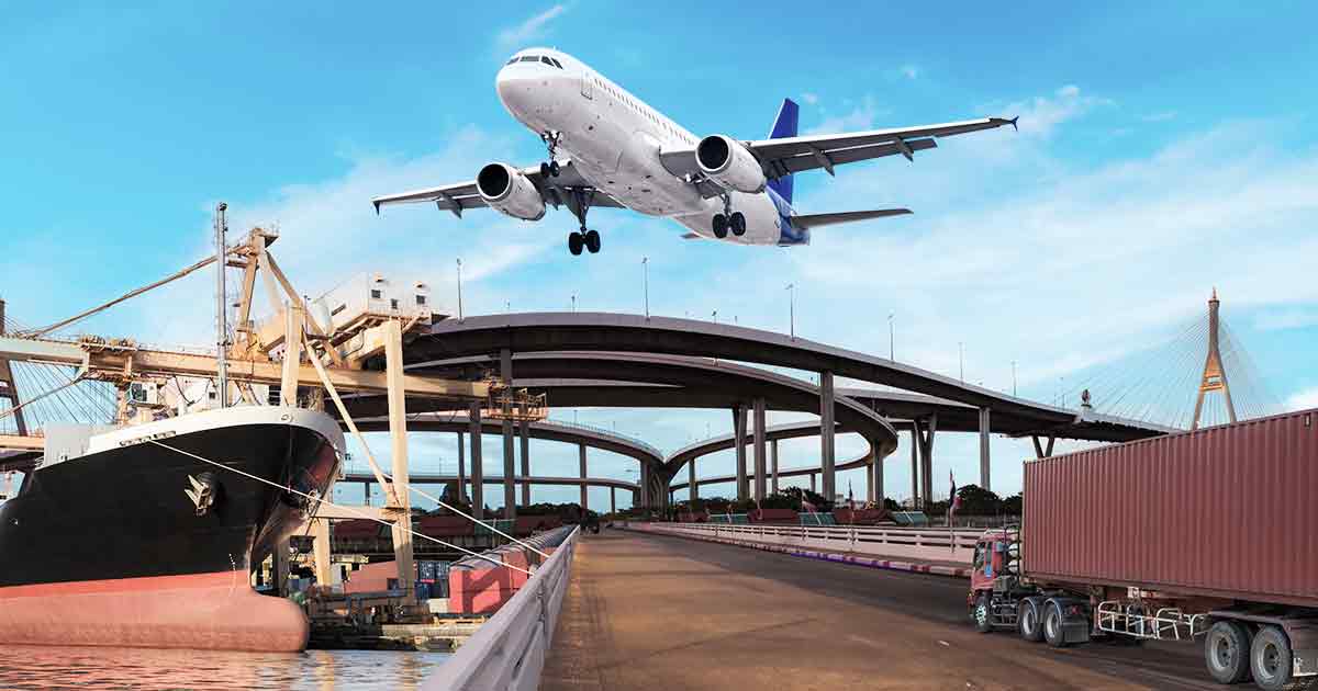 Pesawat kargo terbang rendah di atas jembatan dengan kapal dan truk kontainer di bawahnya, menggambarkan moda transportasi udara, laut, dan darat di Indonesia.