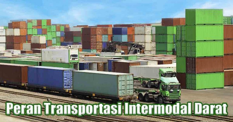 Truk menarik kereta berisi kontainer di dalam gudang. Peran Transportasi Intermodal Darat. ️