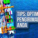 Dermaga dengan kontainer pengiriman warna-warni yang dominan hijau dan teks "TIPS: OPTIMALKAN PENGIRIMAN LCL ANDA".