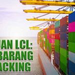 Kapal kargo besar yang penuh dengan kontainer pengiriman berwarna-warni dengan langit cerah dan teks "PANDUAN LCL: JENIS BARANG DAN PACKING".