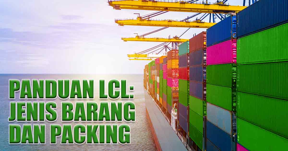 Kapal kargo besar yang penuh dengan kontainer pengiriman berwarna-warni dengan langit cerah dan teks "PANDUAN LCL: JENIS BARANG DAN PACKING".