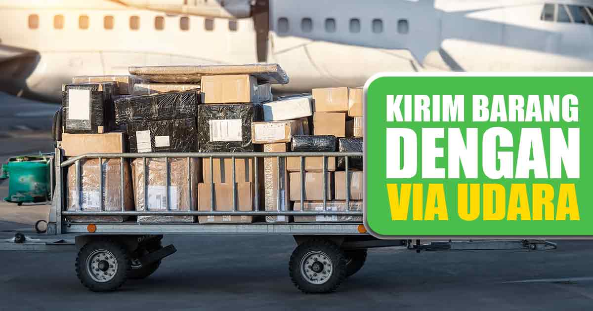  Gambar truk dorong bandara yang memuat banyak paket dan kotak di atas tarmac dengan sebuah pesawat di latar belakang. Di sebelah kanan atas, ada papan iklan besar dengan teks hijau 
