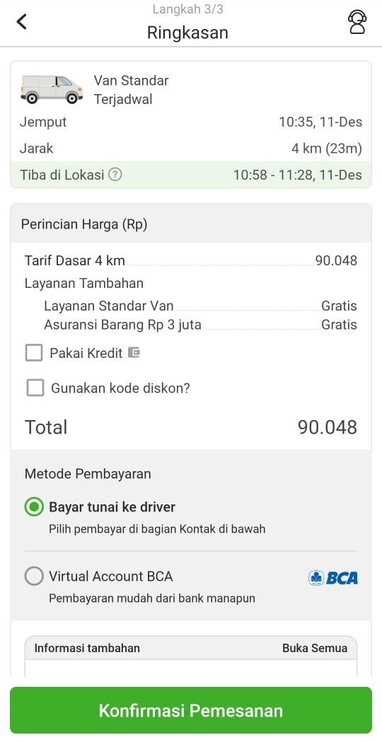 Gambar aplikasi Deliveree yang menunjukkan dua layar pada tahap konfirmasi pemesanan. Layar pertama berjudul "Ringkasan" dengan detail tarif dasar, layanan tambahan, asuransi, metode pembayaran melalui tunai ke driver atau akun virtual BCA, dan tombol "Konfirmasi Pemesanan". Layar kedua menampilkan informasi kontak pengirim dan penerima, alamat pengiriman, dan opsi untuk menandatangani wajib.