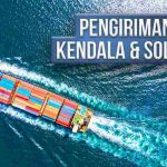 Kapal kontainer besar berlayar di laut dengan teks "PENGIRIMAN LCL KENDALA & SOLUSINYA" yang mengapung di atas air.