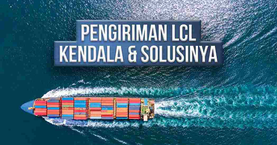 Kapal kontainer besar berlayar di laut dengan teks 
