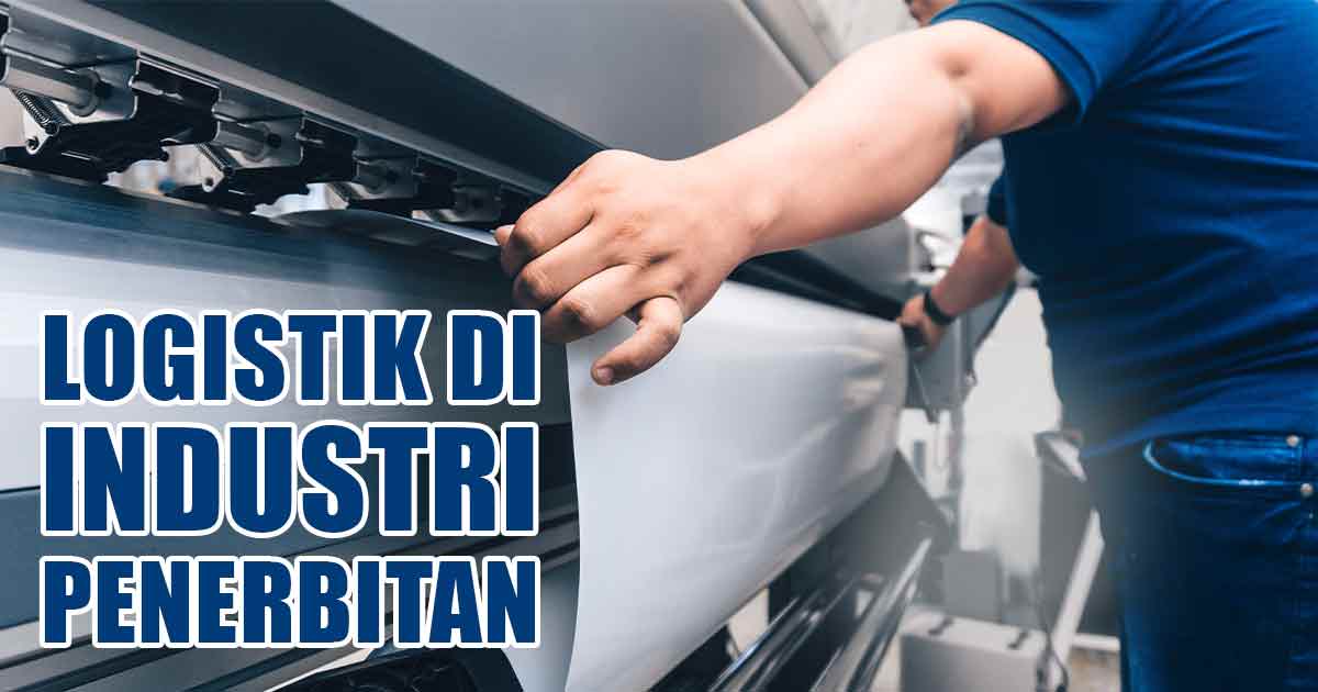 Seorang pekerja dengan pakaian biru sedang mengoperasikan mesin cetak industri besar, menangani kertas putih yang melalui mesin tersebut. Gambar ini dilengkapi dengan teks dalam Bahasa Indonesia yang berbunyi 'Logistik di Industri Penerbitan' yang menunjukkan fokus pada logistik dalam industri penerbitan.