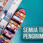 Pandangan udara kapal kargo di pelabuhan yang dimuat dengan kontainer pengiriman berwarna-warni dengan teks "Semua Tentang Pengiriman LCL" tertera di latar langit yang cerah..