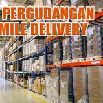 Gambar interior pergudangan dengan rak-rak berisi barang-barang yang terorganisir dan teks "PERAN PERGUDANGAN FIRST-MILE DELIVERY" di bagian atas.