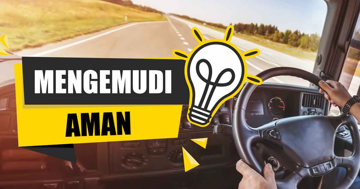 Pemandangan dari dalam kabin truk yang sedang mengemudi di jalan raya dengan simbol lampu pijar dan teks "MENGEMUDI AMAN" untuk mewakili tips mengemudi truk yang aman.
