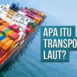 Kapal kargo sedang berlayar berisi kontainer dari tampak atas dan tulisan apa itu transportasi laut