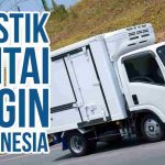 Truk pengiriman rantai dingin berwarna putih sedang berjalan di jalan raya.