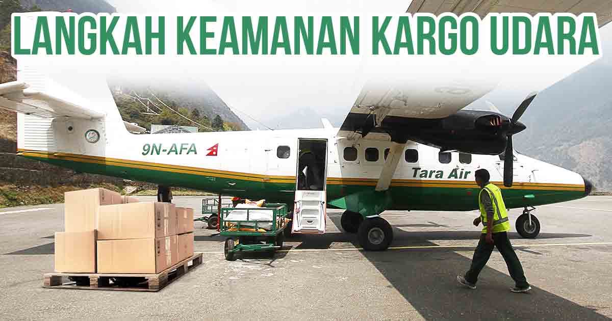 Pesawat bewarna putih sedang akan mengangkut kargo