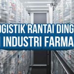 Interior gudang farmasi dengan lemari es penyimpanan besar untuk logistik rantai dingin.