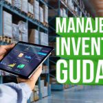 Pria menggunakan tablet untuk manajemen inventori gudang.