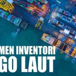 Gambaran di pelabuhan dengan kapal kargo dan tulisan 'Manajemen Inventori Kargo Laut'