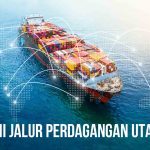 Kapal kontainer sedang berlayar di laut lepas menggambarkan jalur perdagangan utama