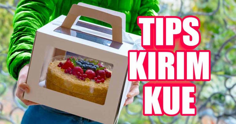 Kurir membawa kue di dalam bungkusan. Pada bagian kanan tertulis "Tips Mengirim Kue".