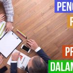 Ilustrasi orang berdiskusi di atas meja mengenai RFP