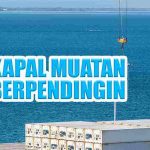 Kapal kargo refrigerated dengan tulisan "Kapal Muatan Berpendingin".