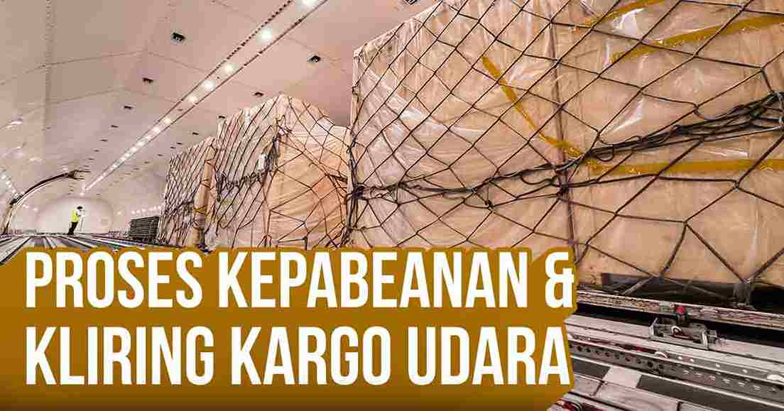 Kargo sedang disusun di dalam ruang kargo pesawat