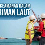 Para pekerja dermaga sedang membahas protokol pengiriman kargo laut