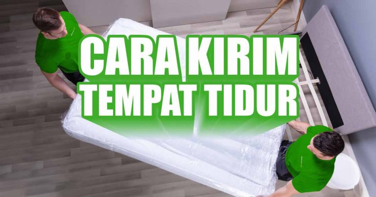 Dua orang membawa kasur terbungkus plastik