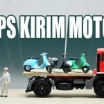 Truk mainan mengangkut tiga sepeda motor miniatur