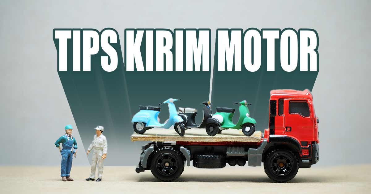 Truk mainan mengangkut tiga sepeda motor miniatur