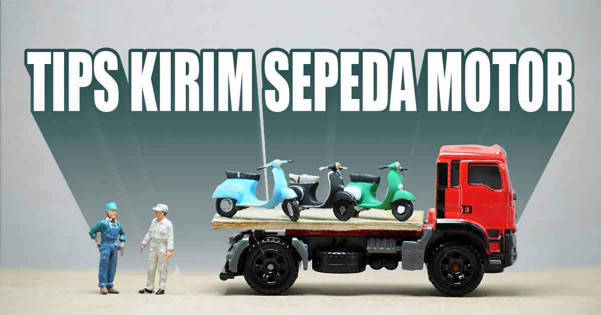 Truk mainan mengangkut tiga sepeda motor miniatur