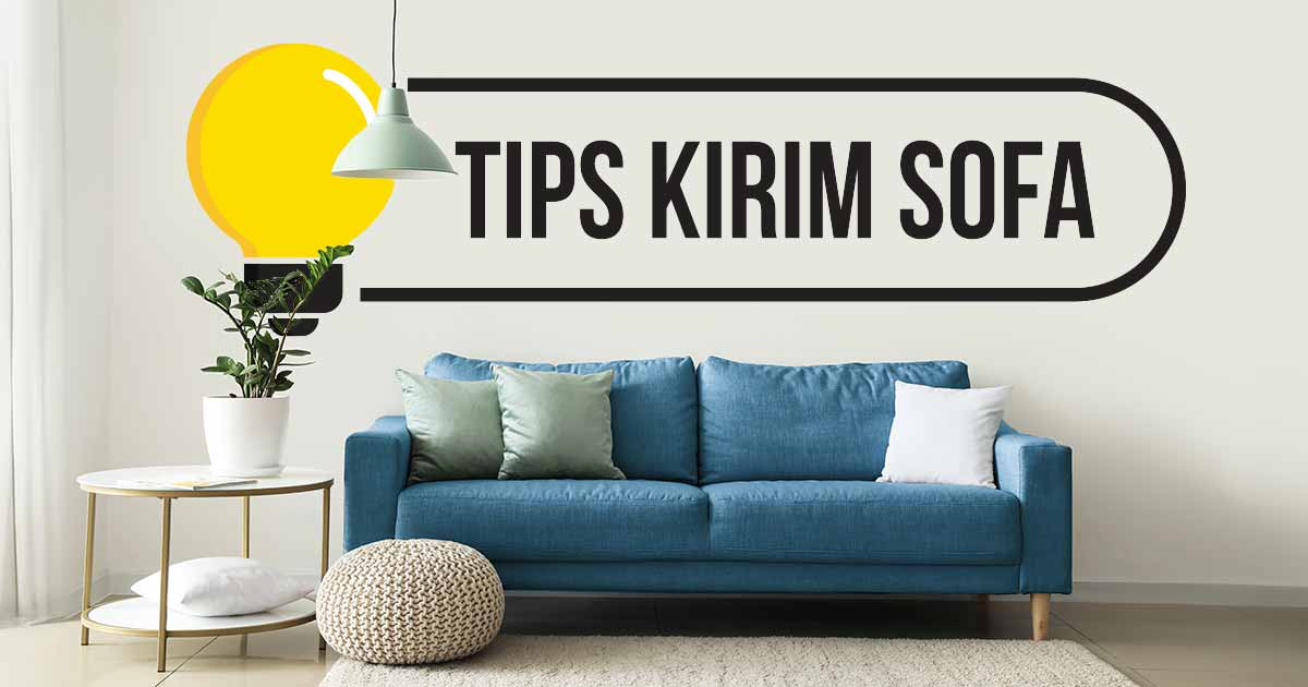 Sofa biru dengan bantal, meja kopi putih, puff rajut, dan tanaman dalam pot putih, terletak di ruangan dengan dinding putih dan lantai beton, dengan teks "TIPS KIRIM SOFA" dan ikon bola lampu di sudut kiri atas.