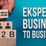 Seorang individu menyusun blok kayu bertuliskan 'B2B', dengan panah dua arah dan orang-orangan, di atas tulisan 'EKSPEDISI BUSINESS TO BUSINESS' berlatar biru.