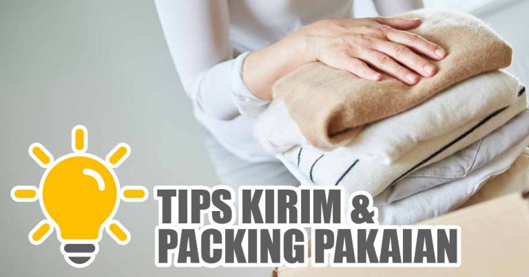 Gambar tangan seseorang yang sedang melipat pakaian dengan teks 'Tips Kirim & Packing Pakaian' dan ikon bohlam ide.