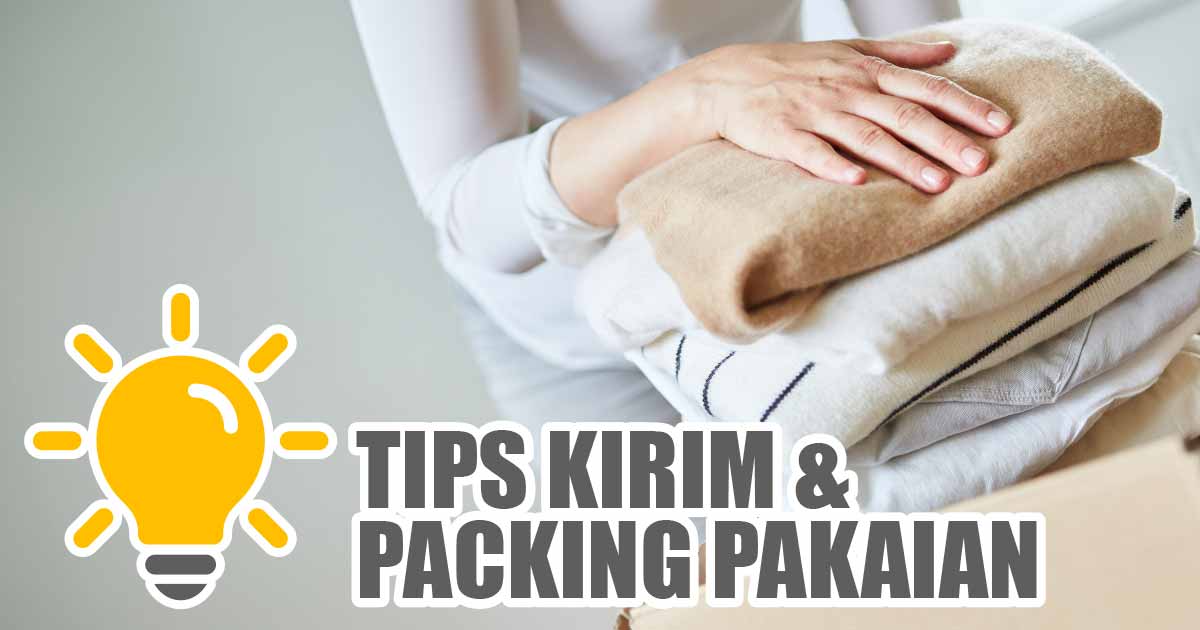 Gambar tangan seseorang yang sedang melipat pakaian dengan teks 'Tips Kirim & Packing Pakaian' dan ikon bohlam ide.