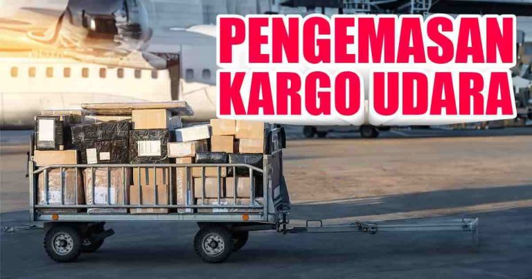 Troli kargo dengan paket berbagai ukuran di landasan dengan pesawat di latar belakang, bertuliskan 'PENGEMASAN KARGO UDARA'.