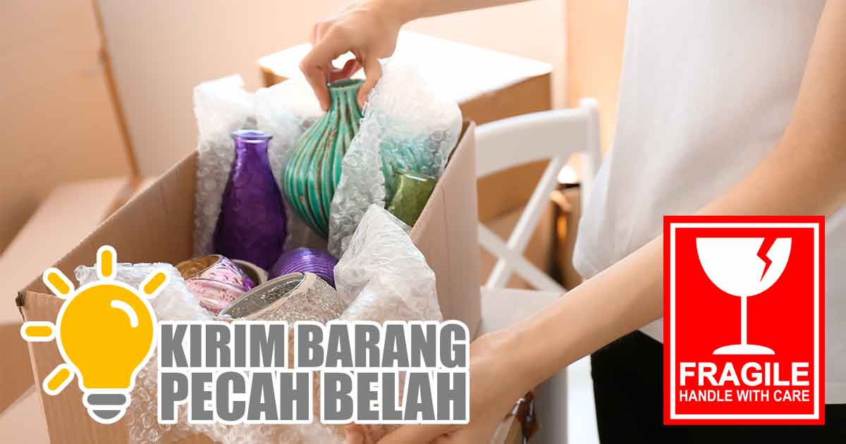 Seorang sedang memasukkan barang pecah belah yang dibungkus bubble wrap ke dalam kotak dengan teks 'Kirim Barang Pecah Belah' dan simbol 'Fragile'.