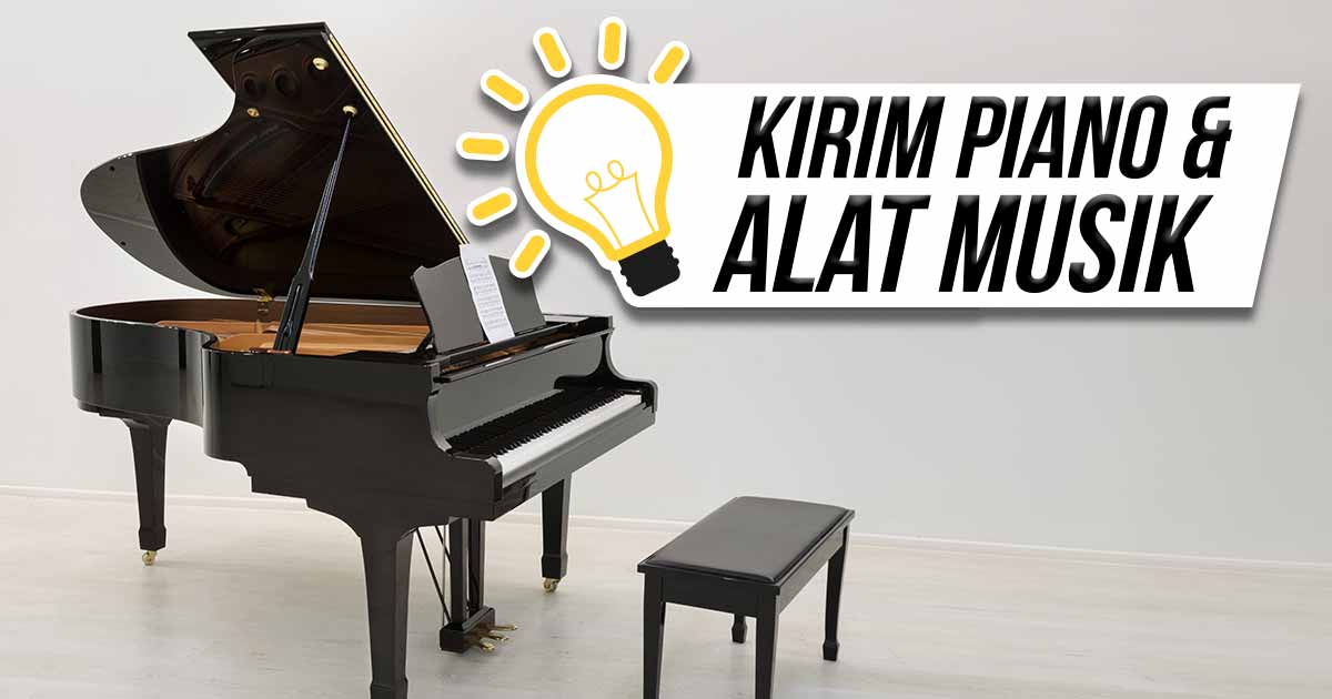 Gambar grand piano hitam dengan bangku piano terletak di dalam ruangan dengan lantai kayu dan dinding putih, disertai dengan teks "KIRIM PIANO & ALAT MUSIK" dan ikon bola lampu yang menyala di sudut atas.