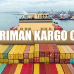 Pengiriman kargo curah di atas kapal kontainer.