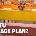 Kapal kargo sedang mengangkut kontainer kuning dengan teks 'APA ITU STOWAGE PLAN?' di atasnya.