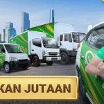 Gambar yang menampilkan berbagai jenis kendaraan Deliveree di depan pemandangan kota dengan pengemudi yang tersenyum, serta teks "Hasilkan Jutaan Untuk Pengemudi".