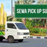 Gambar bak kecil Deliveree untuk jasa sewa pick up Surabaya di depan Monumen Bambu Runcing, Surabaya.