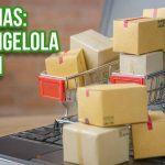 Strategi logistik Harbolnas dengan tumpukan kotak paket di troli belanja