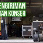 Pengiriman peralatan konser dengan kotak alat dan kabel di truk pengiriman.