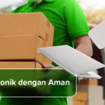 Kurir mengirimkan kotak paket dengan gambar produk elektronik seperti laptop, ponsel, dan headphone, serta teks "Kirim Elektronik dengan Aman".