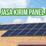 anel surya terpasang di atap rumah dengan latar belakang langit cerah, menyoroti jasa pengiriman panel surya yang aman dan terjangkau.